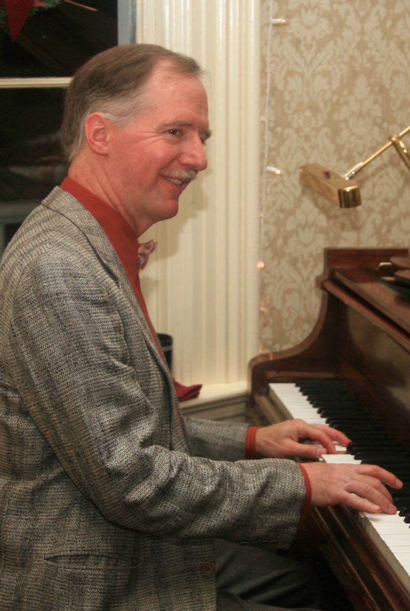 Tom Bopp performing in the piano lounge at the Wawona Hotel