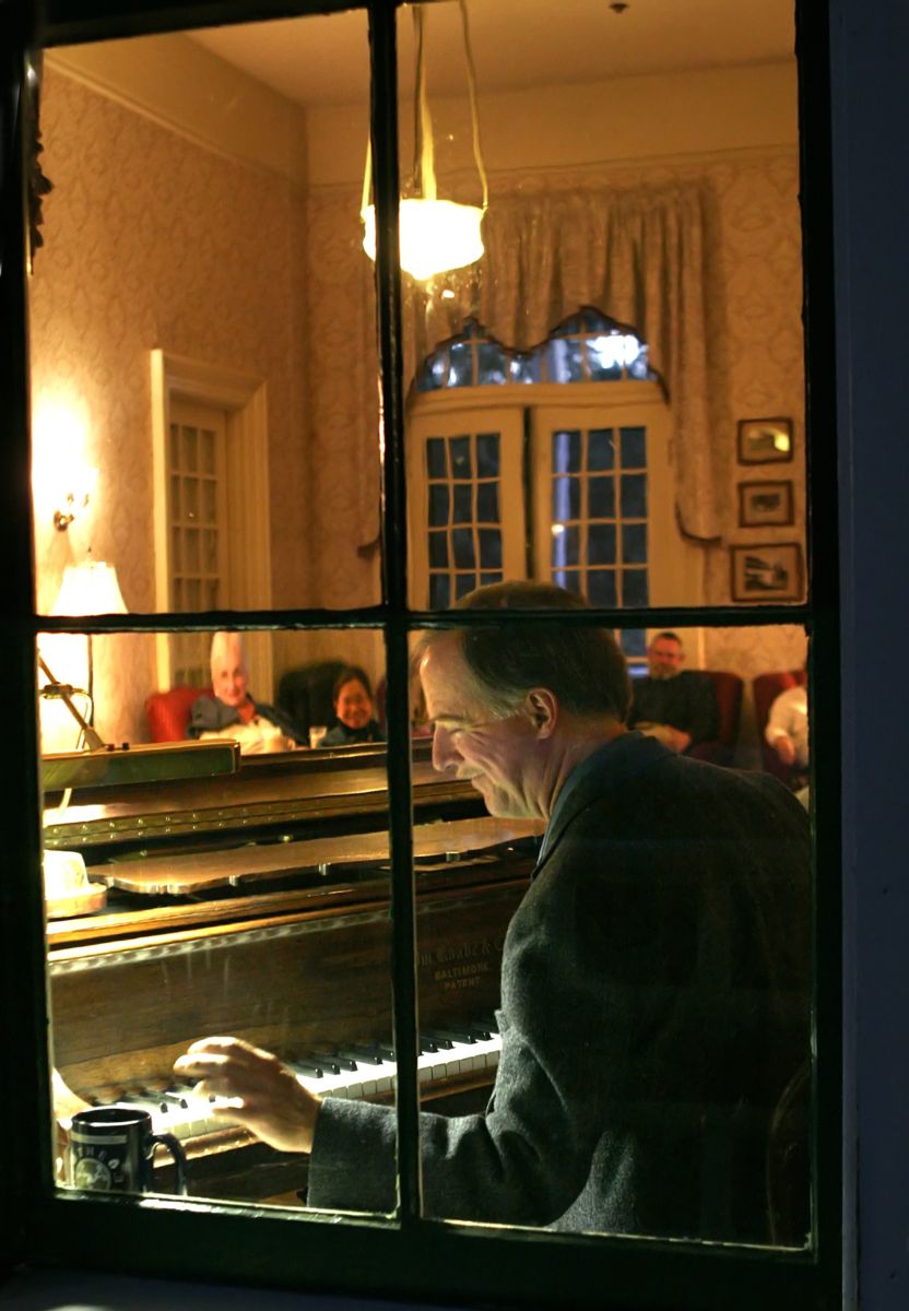 View of Tom Bopp performing in the piano lounge from outside the Wawona Hotel